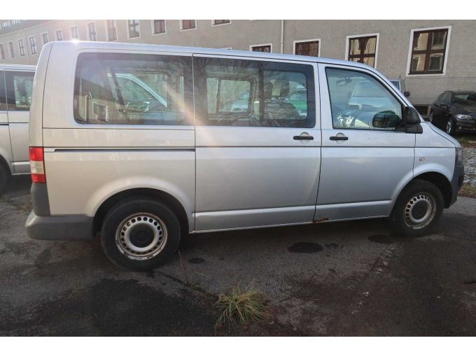 Ansicht Seite rechts mit Schiebetür.
Korrosion am Schweller und Türfalz unten.