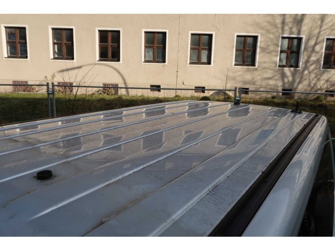 Dach mit Rückbauresten und Rückbauschäden der Sonderausstattung/Polizei