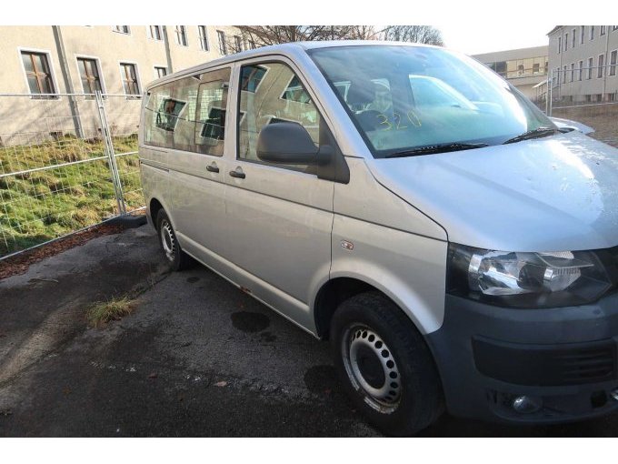 Ansicht vorne-rechts.
Korrosion am Schweller und Türfalz unten