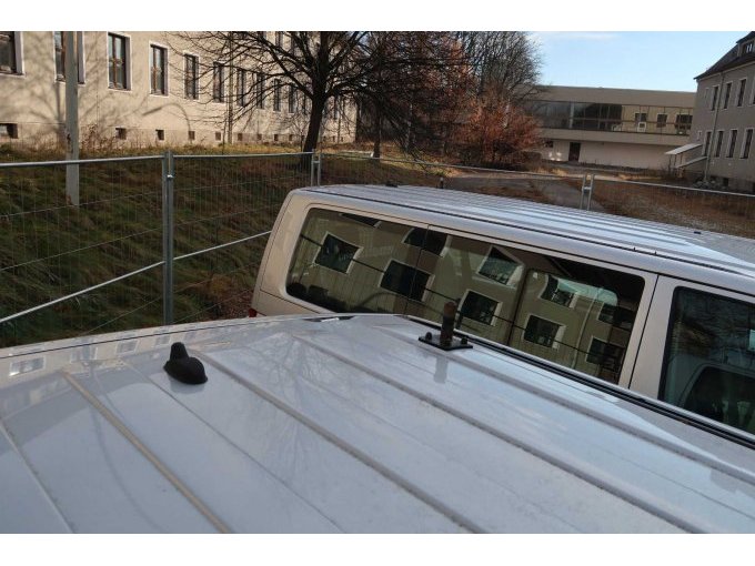 Dach mit Rückbauresten und Rückbauschäden der Sonderausstattung/Polizei