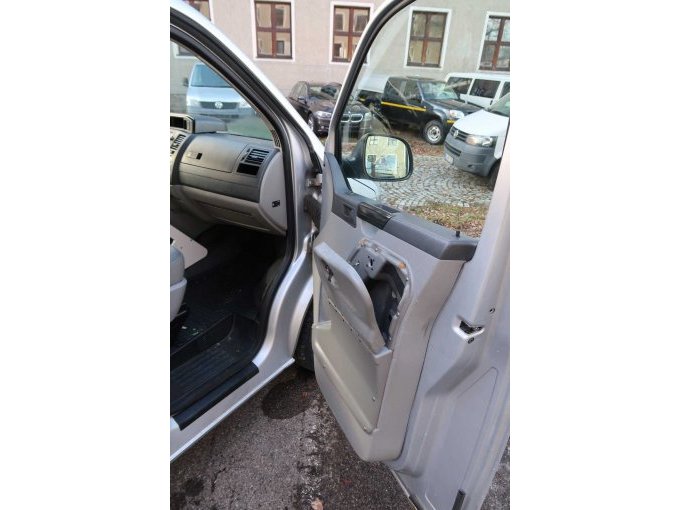 Einstieg Beifahrer.
Beifahrertür innen mit eingebautem Kasten, verschließbar.