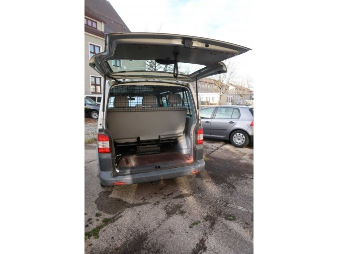 Heck mit geöffneter Kofferraumklappe