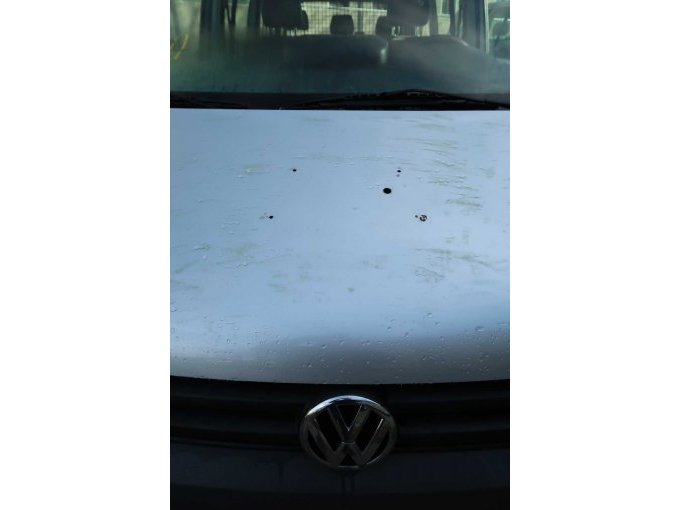 Motorhaube mit Kleberresten und Rückbauschäden durch Sonderausstattung/Polizei