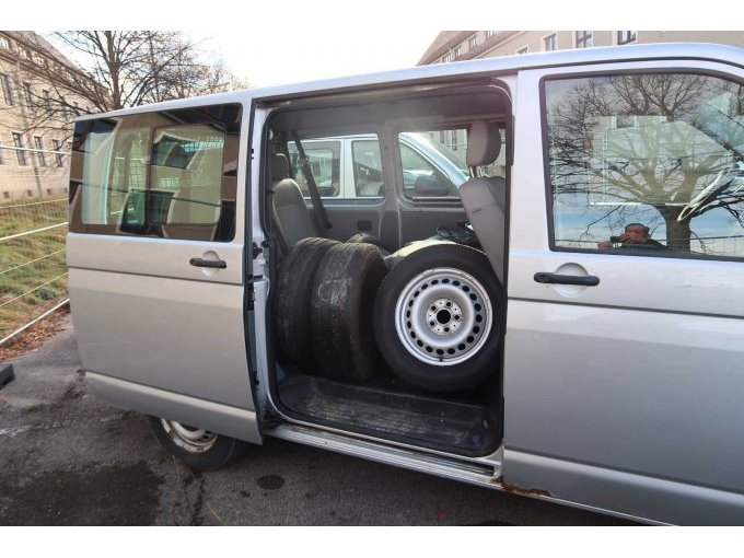 Rechte Seite mit geöffneter Schiebetür und zweitem Radsatz im Fahrzeug