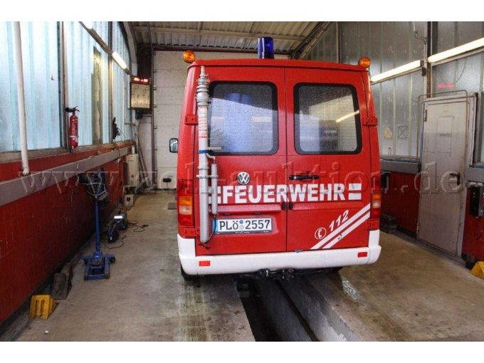 Fahrzeug von hinten.
