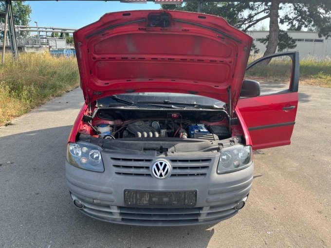 PKW Kombi Caddy Life - Frontansicht Motorhaube geöffnet