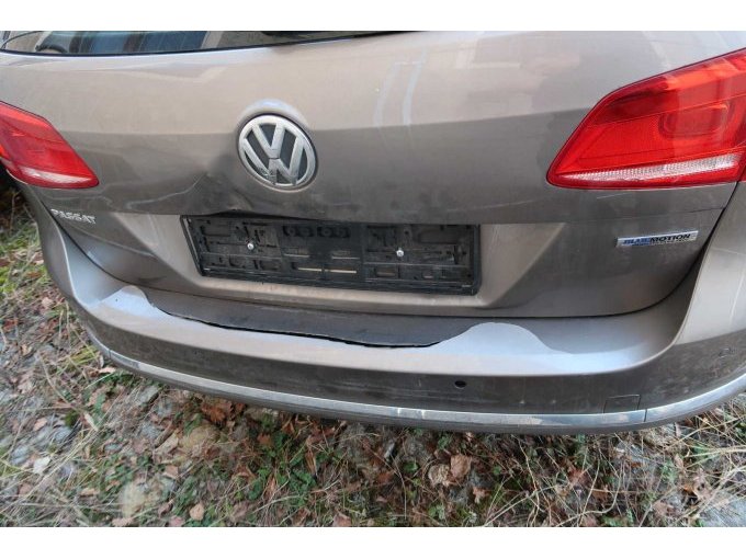 Heckschaden: Blech oberhalb Kennzeichenhalterung + Stoßstange