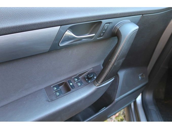 Fahrertür mit Bedienelementen