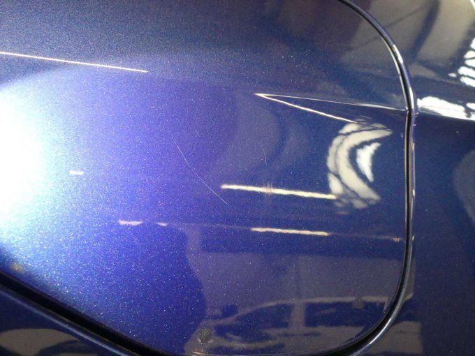 Lackkratzer Ladeklappe vorn links