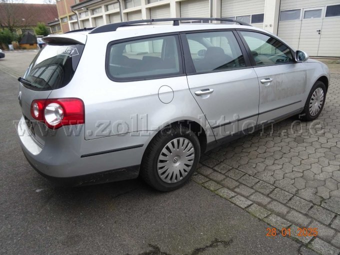 seitlich rechts hinten