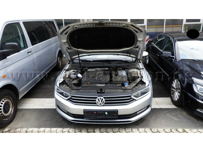 Motorhaube innen und Motorraum