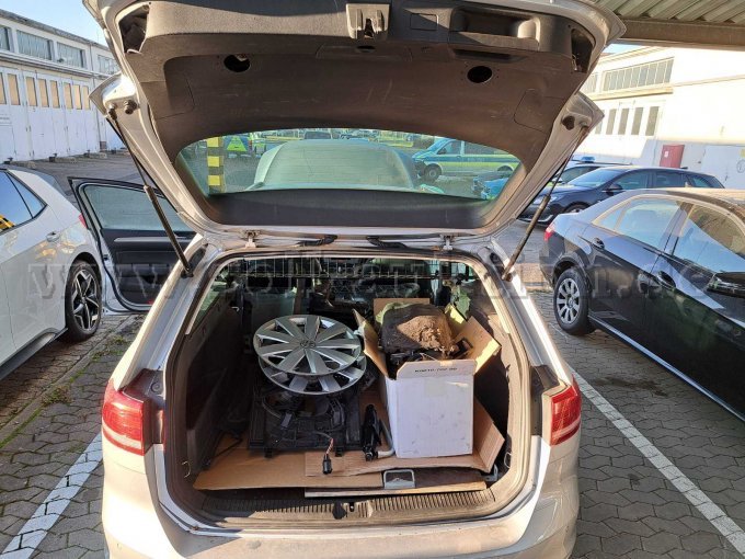 Kofferraum mit Fahrzeugteile