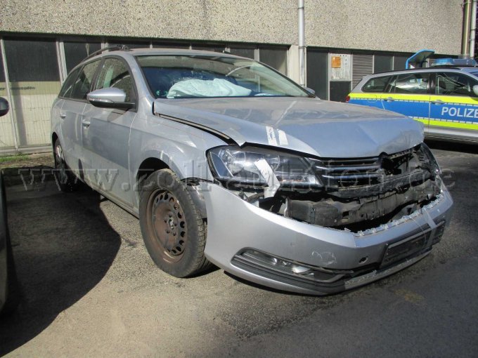 vorn-seitlich rechts (kniend)