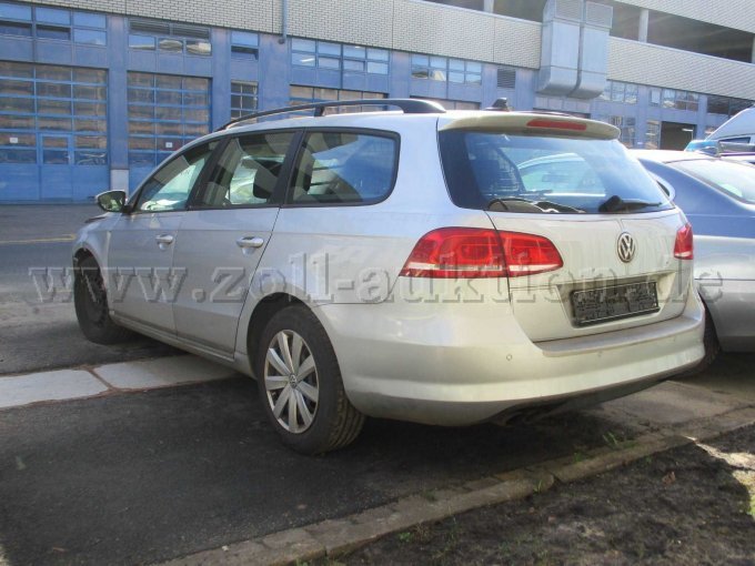 hinten-seitlich links (kniend)