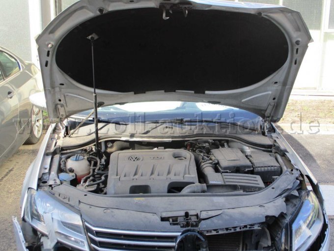 Motorraum mit Innenseite Haube