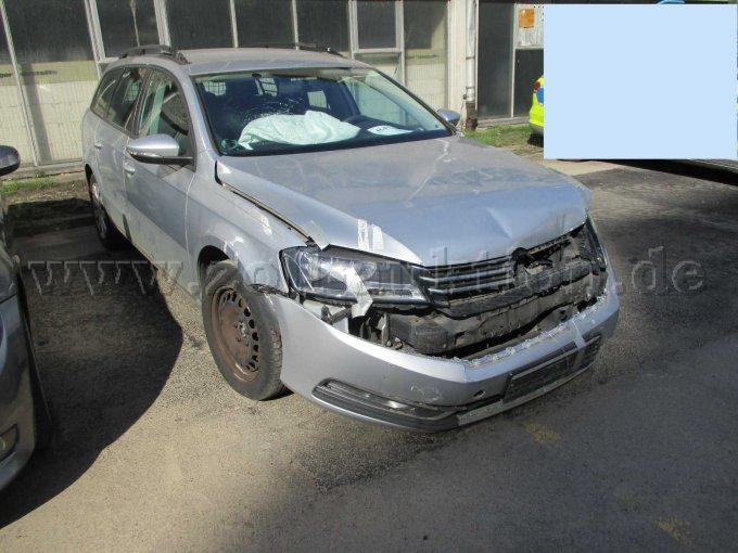 vorn-seitlich rechts (stehend)