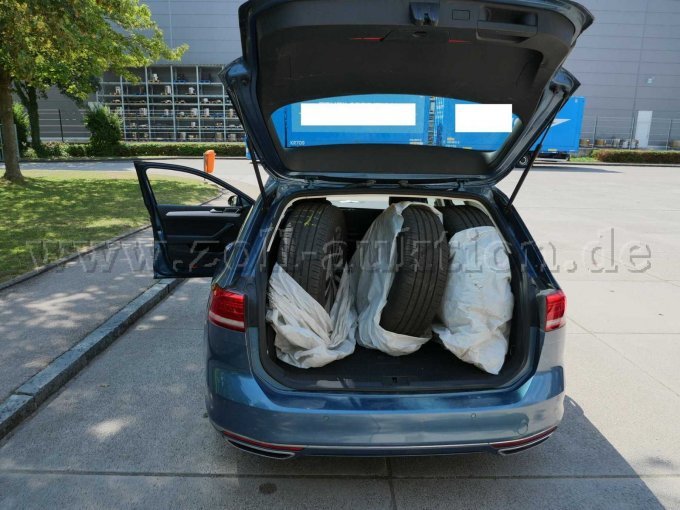 Gepäckraum mit Sommerbereifung auf LM-Felgen