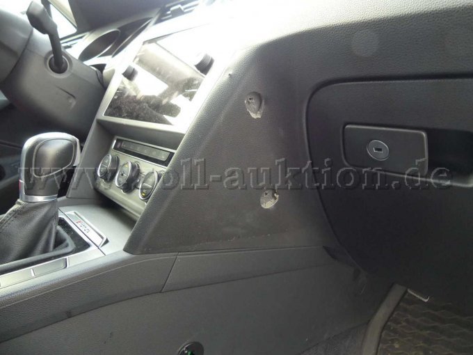 Beschädigungen am Cockpit vorne rechts durch dienstliche Rückbauten