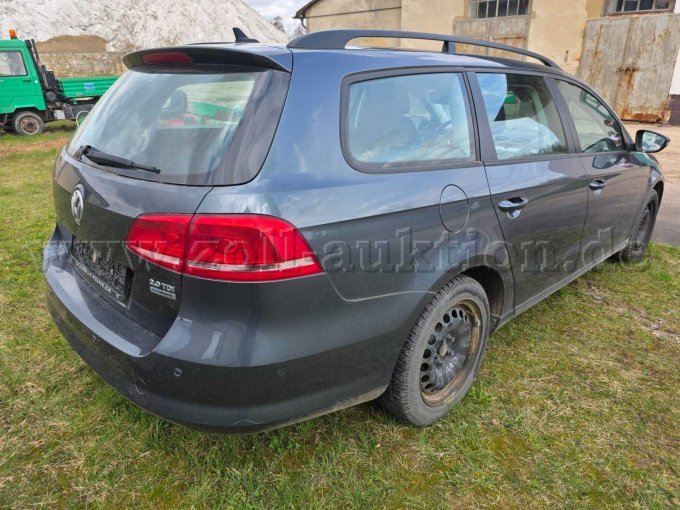 Fahrzeug von hinten rechts