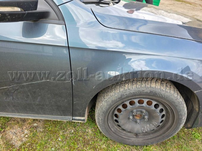 Beschädigung an der rechten Tür