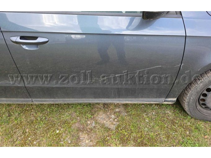 Beschädigung an der vorderen rechten Tür
