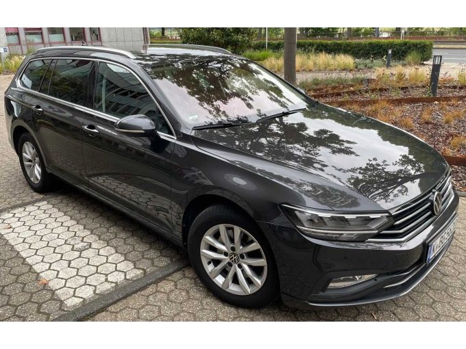 VW Passat Variant Front