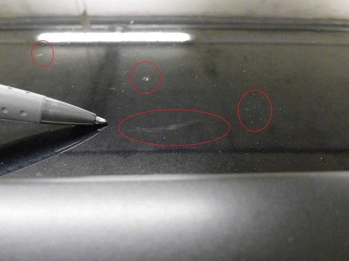 Dach u. Dachspoiler: Kratzer z. Teil mit Lackbeschädigungen.