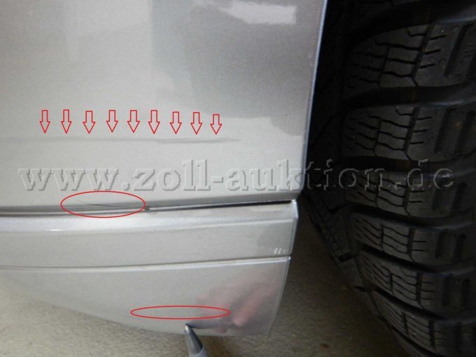 Stoßfänger vorne links außen: Kratzer, auch mit Lackbeschädigung