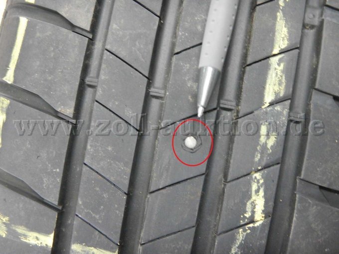 Sommerreifen hinten rechts: Fremdkörper (Nagel)