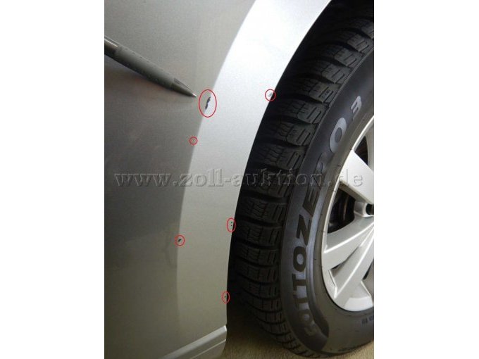 Stoßfänger vorne links außen: Kratzer mit Lackbeschädigungen u. Steinschläge