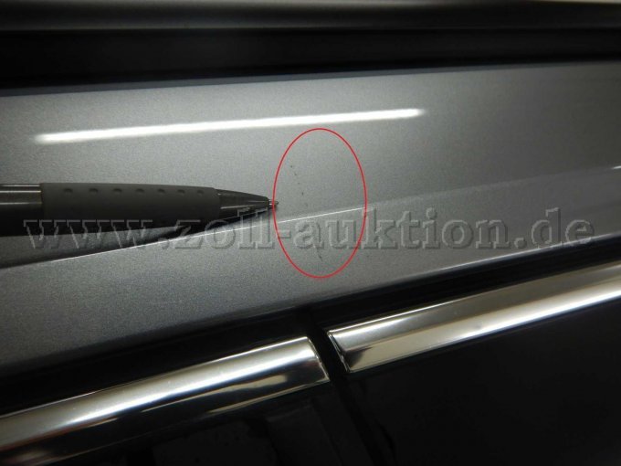 Dachholm links (oberhalb der Tür hinten): Kratzer