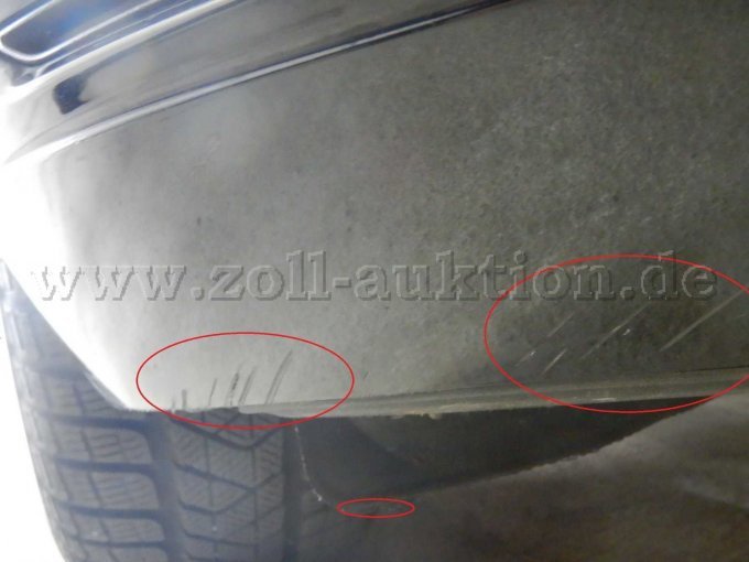 Stoßfänger vorne rechts unten (Frontschürze): Kratzer mit Lackbeschädigungen