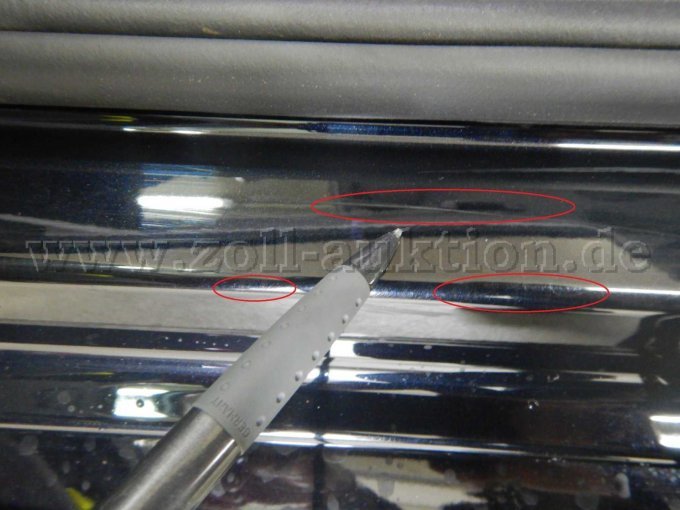 Einstieg vorne links: Abschürfungen und leichte Kratzer