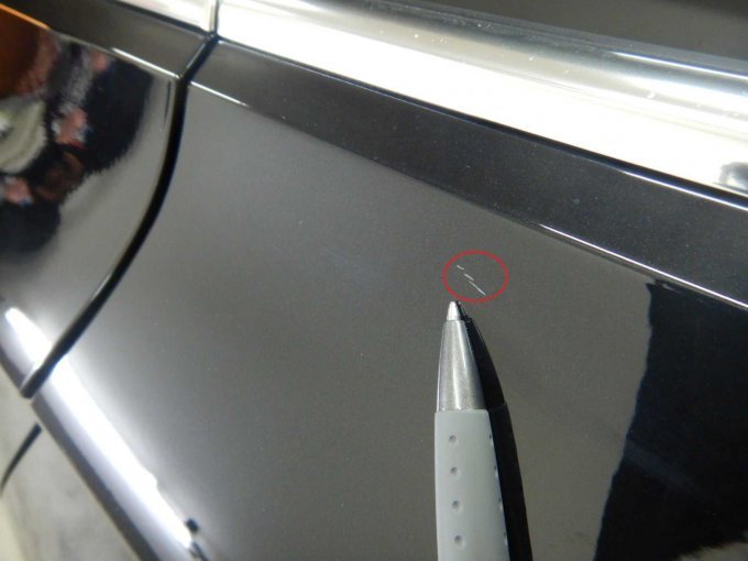 Tür hinten links: Kratzer mit Lackbeschädigung