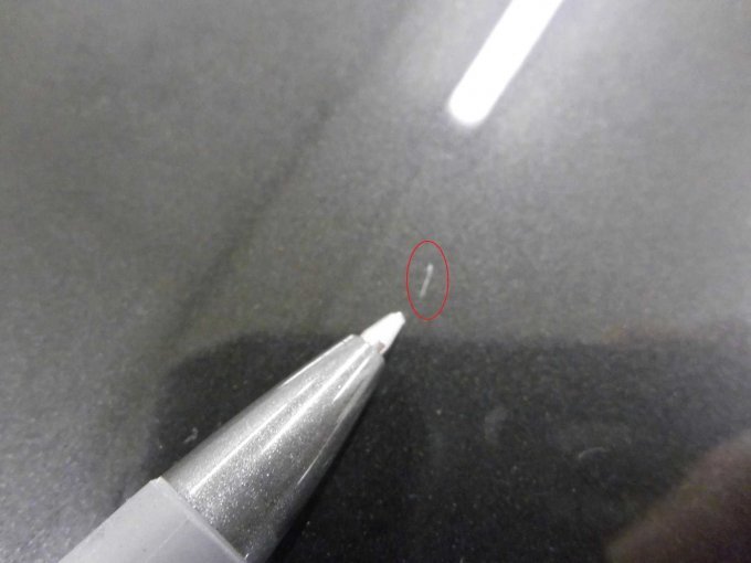 Motorhaube: Kleiner Kratzer mit Lackbeschädigung