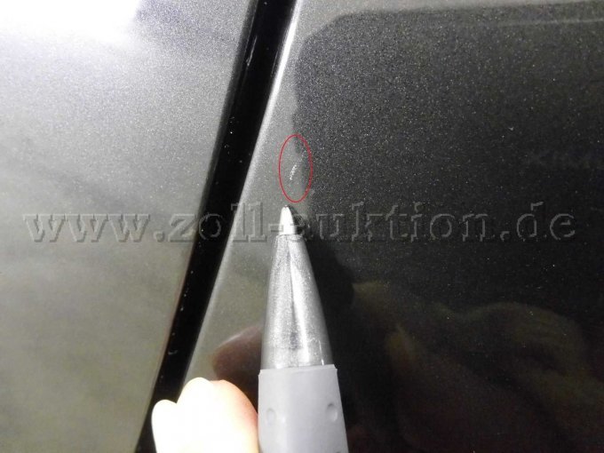 Tür vorne rechts: Kleiner Kratzer mit Lackbeschädigung