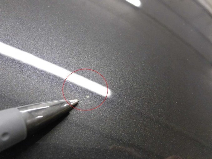 Dach: Leichte Kratzer mit kl. Steinschlag