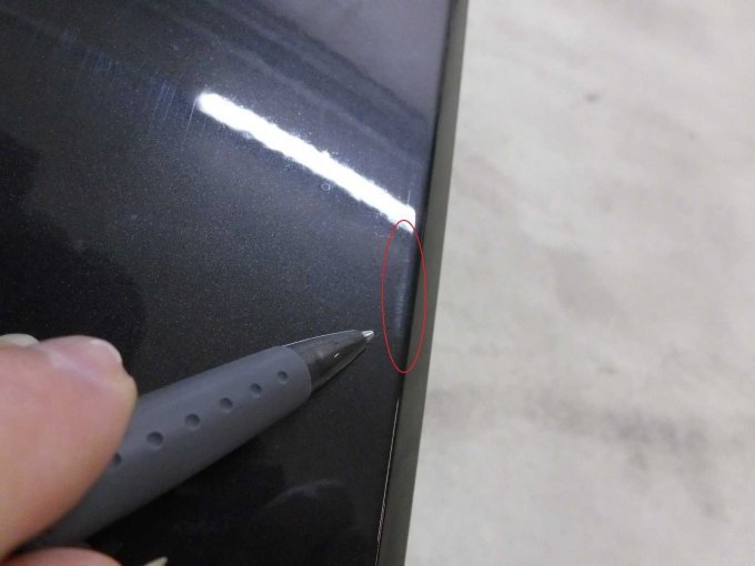 Stoßfänger hinten u. Ladekante: Abschürfungen u. Kratzer z. Teil mit Lackbeschädigung