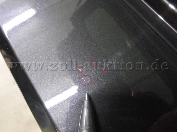 Stoßfänger hinten u. Ladekante: Abschürfungen u. Kratzer z. Teil mit Lackbeschädigung