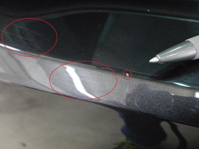 Stoßfänger hinten > Ladekante: Abschürfungen und leichte Kratzer