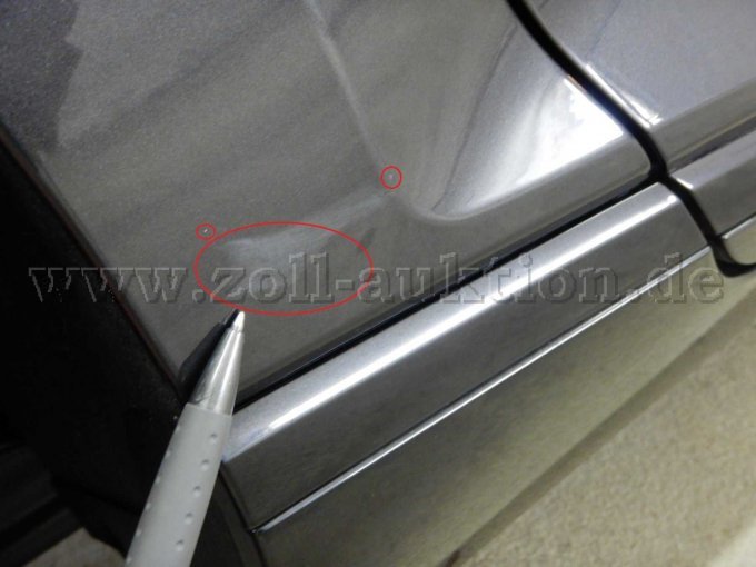 Seitenwand hinten rechts unten: Abschürfungen u. Kratzer