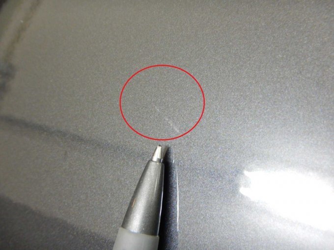 Tür vorne links: Leichter Kratzer