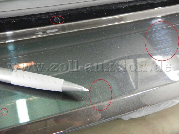 Stoßfänger hinten > Ladekante: Abschürfungen und leichte Kratzer