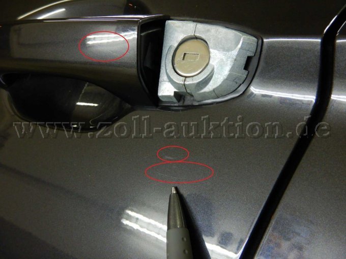 Tür vorne links: Kratzer / Türgriff vorne links: Abdeckkappe für Schließzylinder nicht vorhanden