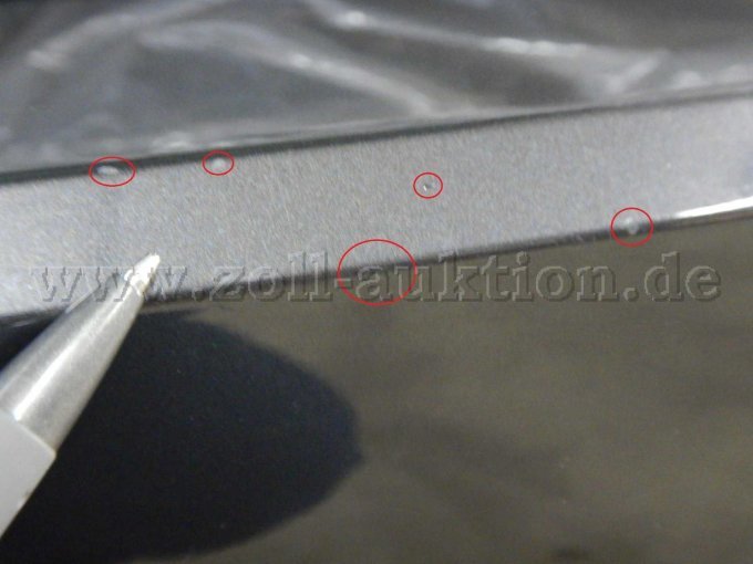 Stoßfänger hinten u. Ladekante: Kratzer, auch mit Lackbeschädigung, und Schürfspuren