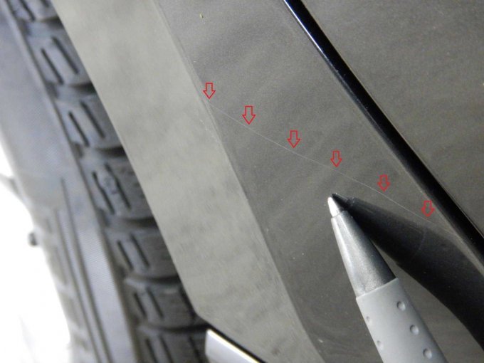 Seitenwand hinten rechts unten: Kratzer