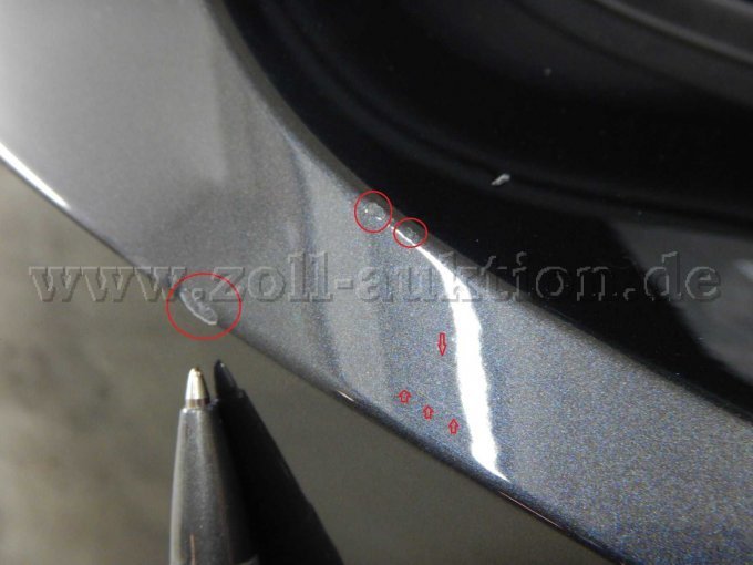 Stoßfänger hinten u. Ladekante: Kratzer, auch mit Lackbeschädigung, und Schürfspuren