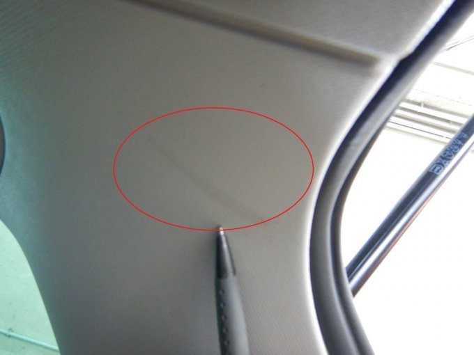 D-Säulenverkleidung innen rechts: Verschmutzung