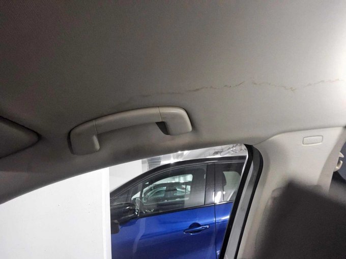 Himmel mit Feuchtigkeitsspuren/Wassereinbruch Dach