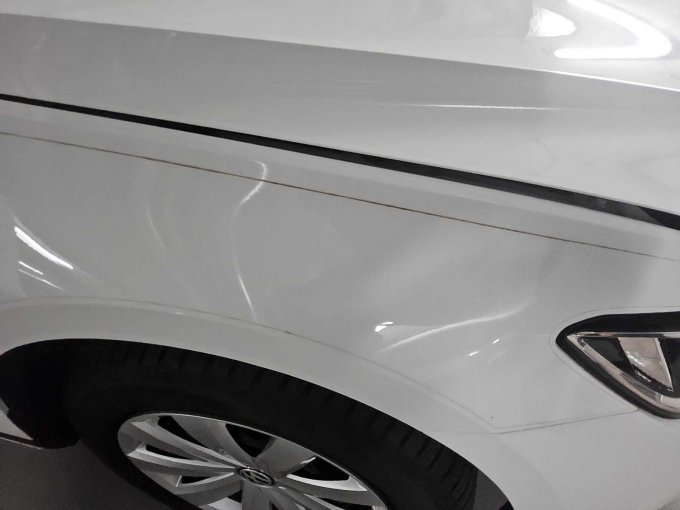 Folierungsrückstände rundum